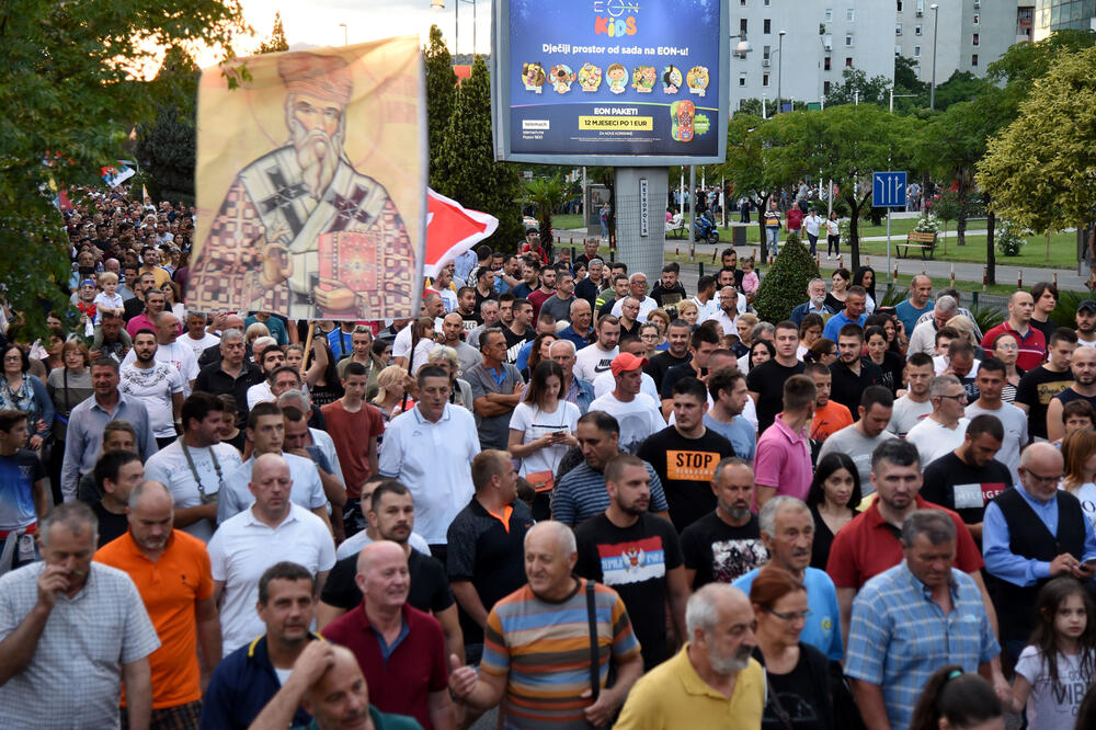 Sa jedne od litija ulicama Podgorice, Foto: Luka Zeković