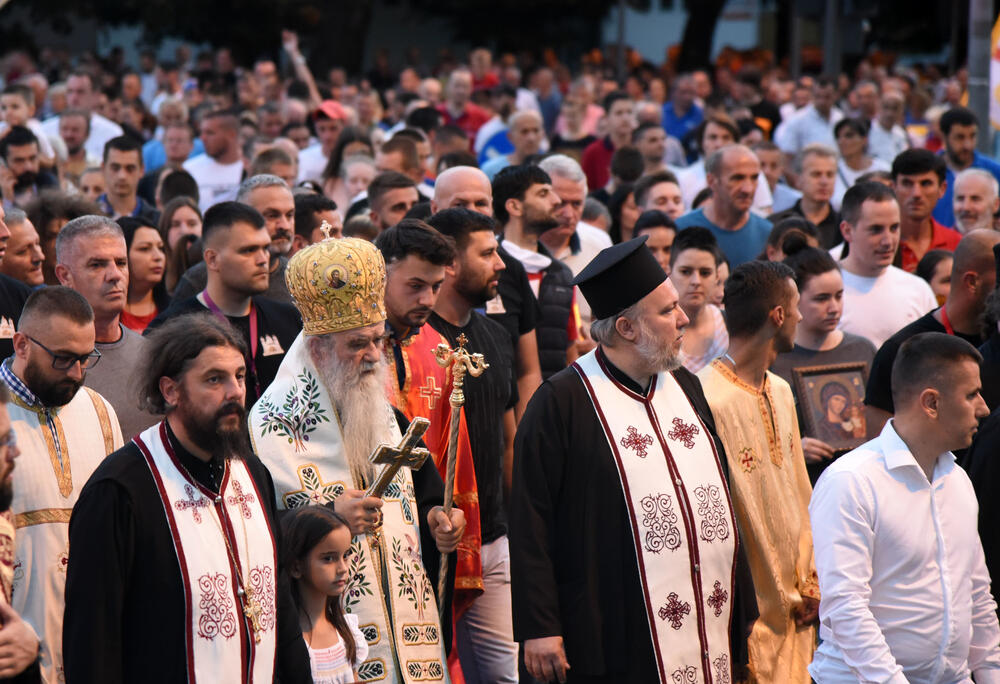 <p>Mitropolit crnogorsko primorski Amfilohije pred okupljenima je rekao da je "ovaj narod dugo čekao da se osjeti kao slobodan narod"</p>