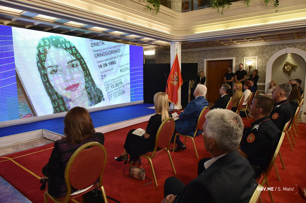 Sa svečanosti na kojoj su nedavno predstavljena nova lična dokumenta, Foto: Saša Matić