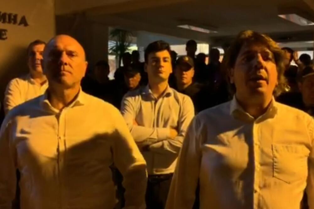 Marko Carević i Krsto Radović ispred zgrade Opštine, Foto: Screenshot