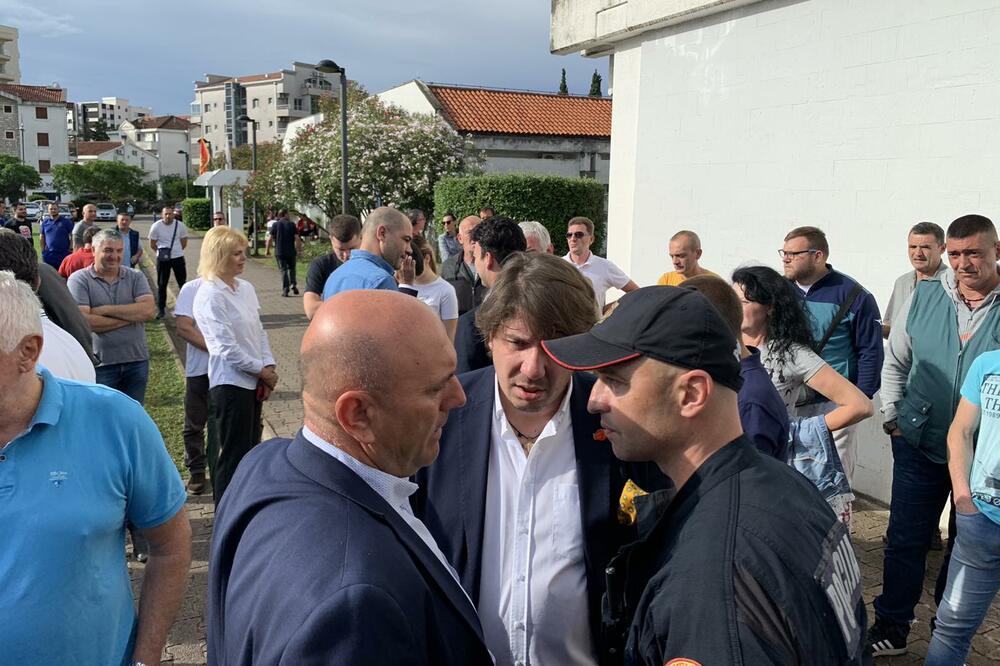 Carević i Radović u razgovoru sa Kovačevićem tokom protesta ispred zgrade Opštine Budva (arhiva), Foto: Vuk Lajović