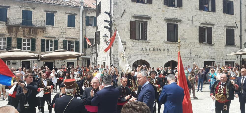 <p>Milanović i Đukanović su na trgu ispred katedrale Svetog Tripuna obavili smotru počasnog odreda Bokeljske mornarice čiji su pripadnici potom odigrali tradicionalno kolo.</p>