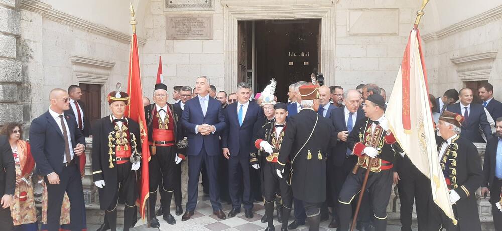 <p>Milanović i Đukanović su na trgu ispred katedrale Svetog Tripuna obavili smotru počasnog odreda Bokeljske mornarice čiji su pripadnici potom odigrali tradicionalno kolo.</p>