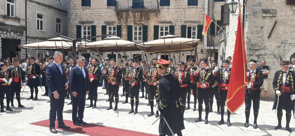 <p>Milanović i Đukanović su na trgu ispred katedrale Svetog Tripuna obavili smotru počasnog odreda Bokeljske mornarice čiji su pripadnici potom odigrali tradicionalno kolo.</p>