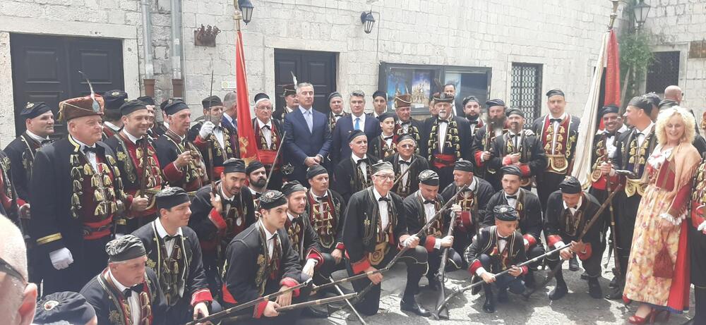 <p>Milanović i Đukanović su na trgu ispred katedrale Svetog Tripuna obavili smotru počasnog odreda Bokeljske mornarice čiji su pripadnici potom odigrali tradicionalno kolo.</p>