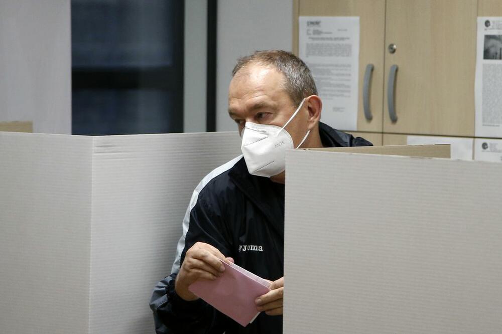 Sa jednog od glasačih mjesta u Srbiji, Foto: AP