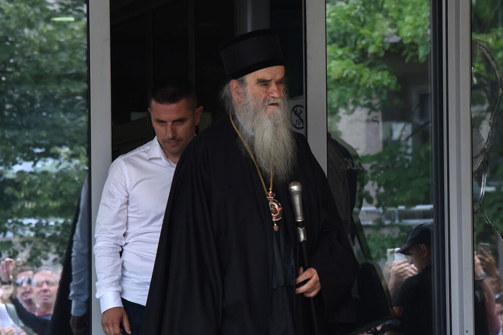 Amfilohije ispred CB Podgorica, Foto: Luka Zeković