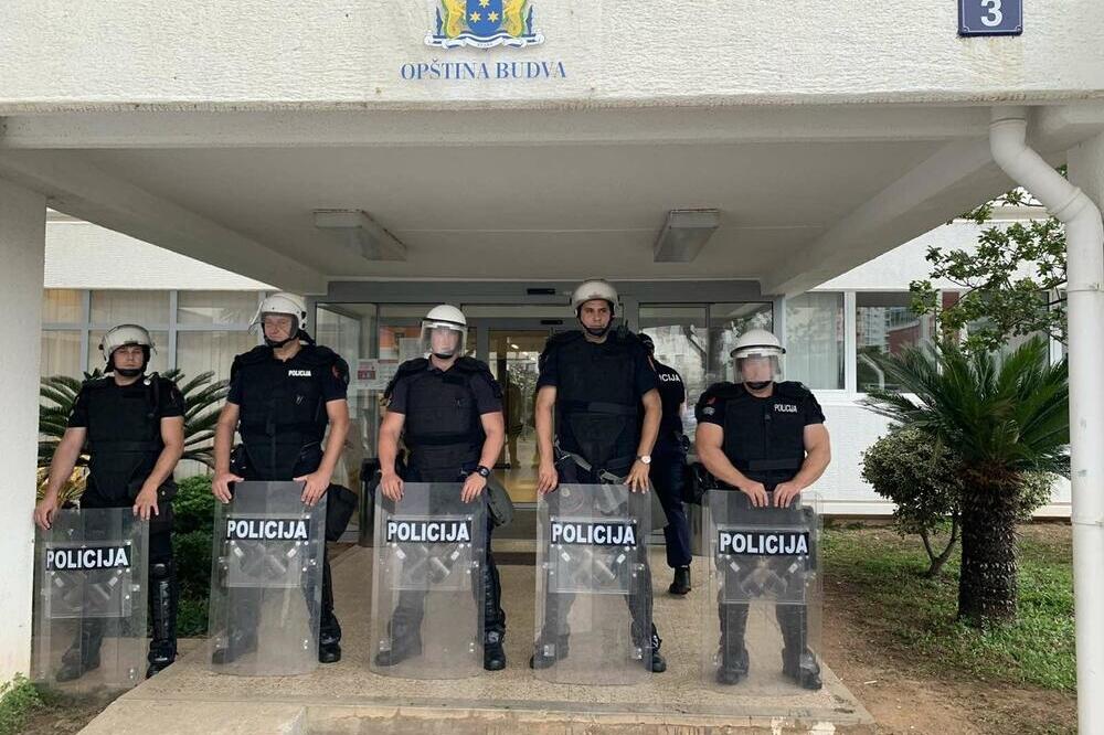 Policija nije dozvoljavala ulaz u zgradu SO Budva, Foto: Vuk Lajović
