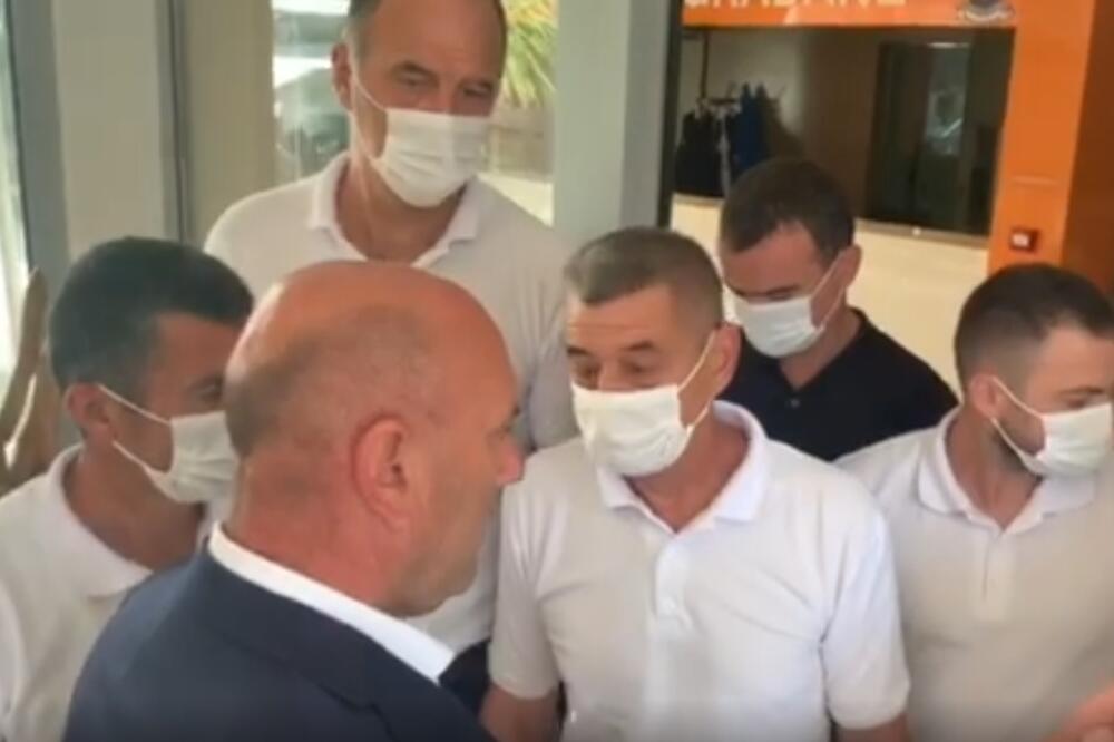 Carević pokušava da uđe u zgradu Opštine, Foto: Screenshot
