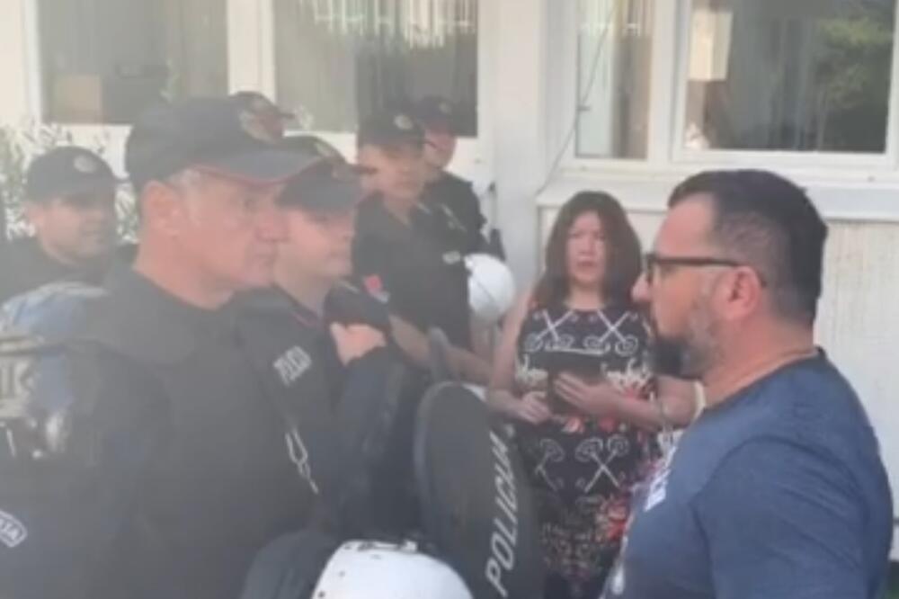 Ninoslav Kaluđerović ispred policijskog kordona, Foto: Screenshot