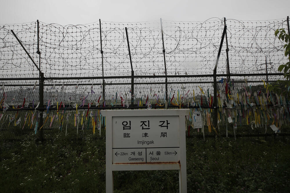 Detalj sa granice Južne i Sjeverne Koreje sa porukama mira, Foto: Lee Jin-man/AP