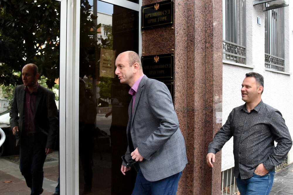 Milan Knežević juče na ulazu u zgradu suda, Foto: Savo Prelević