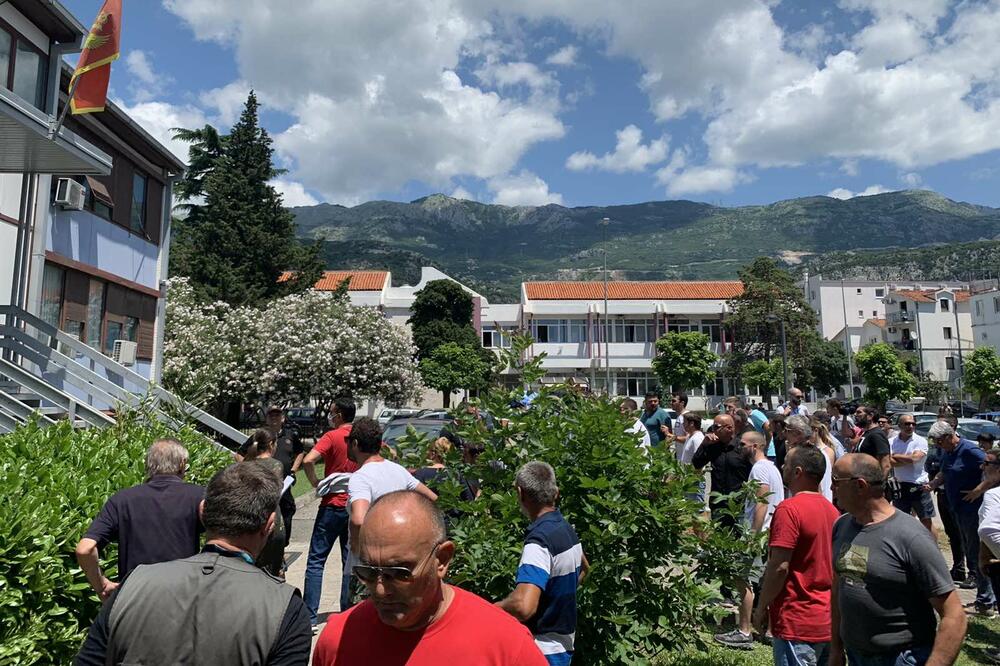 Građani ispred zgrade stanice policije u Budvi, Foto: Vuk Lajović