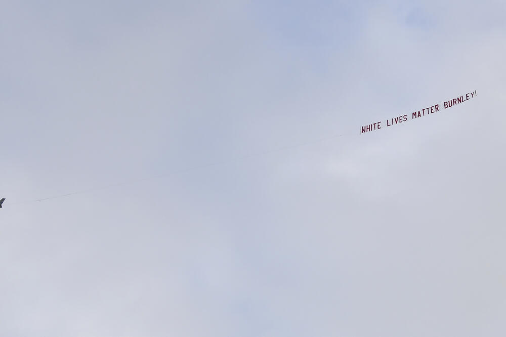 Transparent iznad stadiona, Foto: AP