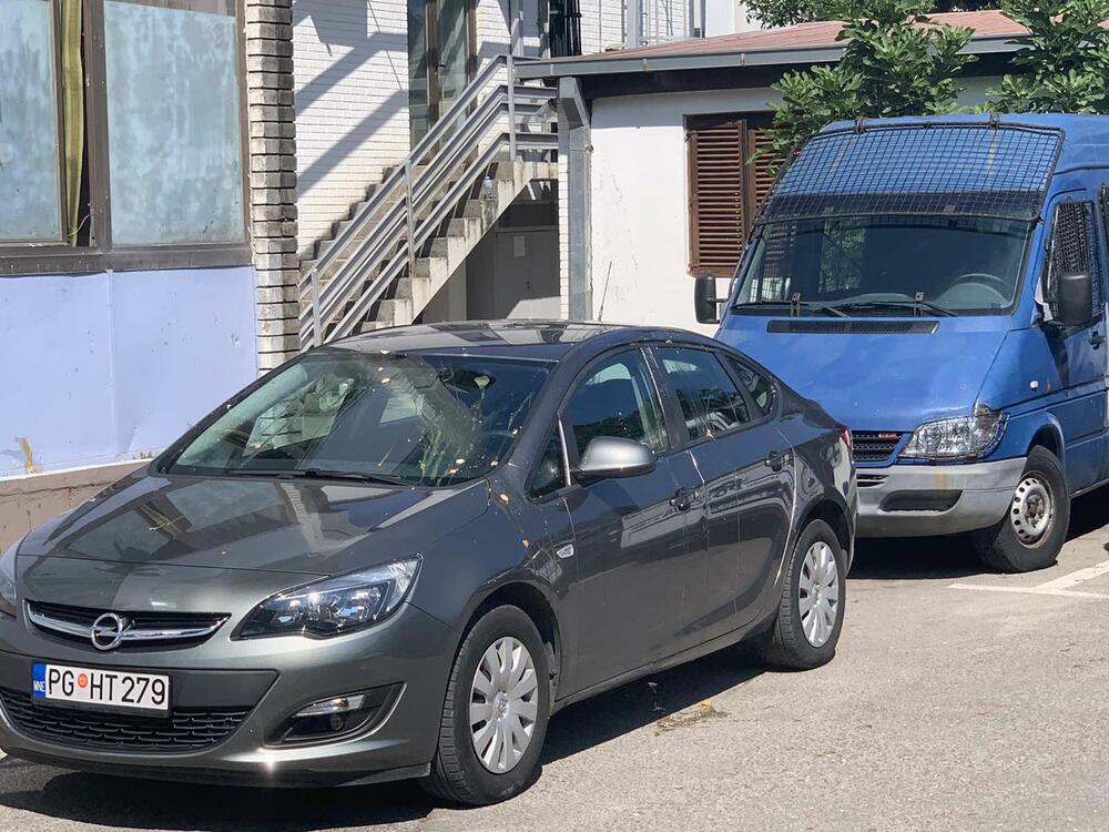 Gađali vozilo automobilom