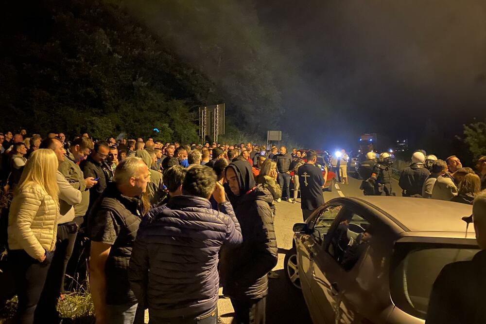 Građani okupljeni ispred policije, Foto: Tufik Softić