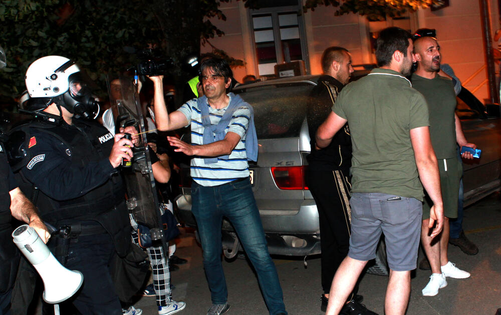 <p>Iz Uprave policije saopšteno je da je oštećeno više službenih vozila</p>