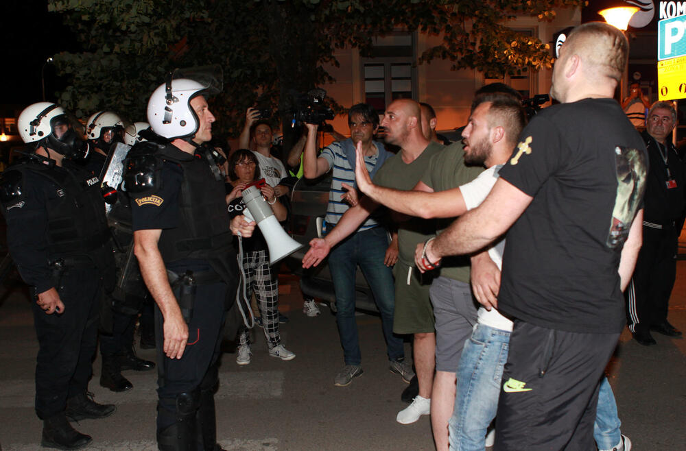 <p>Iz Uprave policije saopšteno je da je oštećeno više službenih vozila</p>