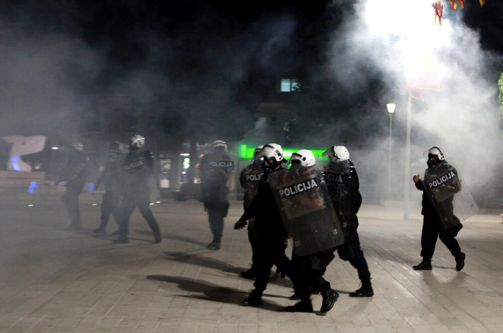 <p>Iz Uprave policije saopšteno je da je oštećeno više službenih vozila</p>