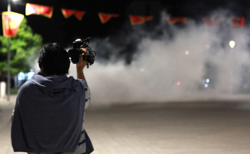 <p>Iz Uprave policije saopšteno je da je oštećeno više službenih vozila</p>