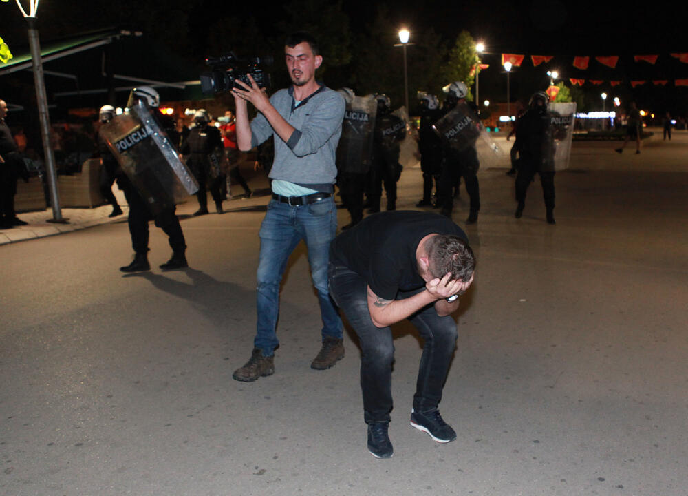 <p>Iz Uprave policije saopšteno je da je oštećeno više službenih vozila</p>