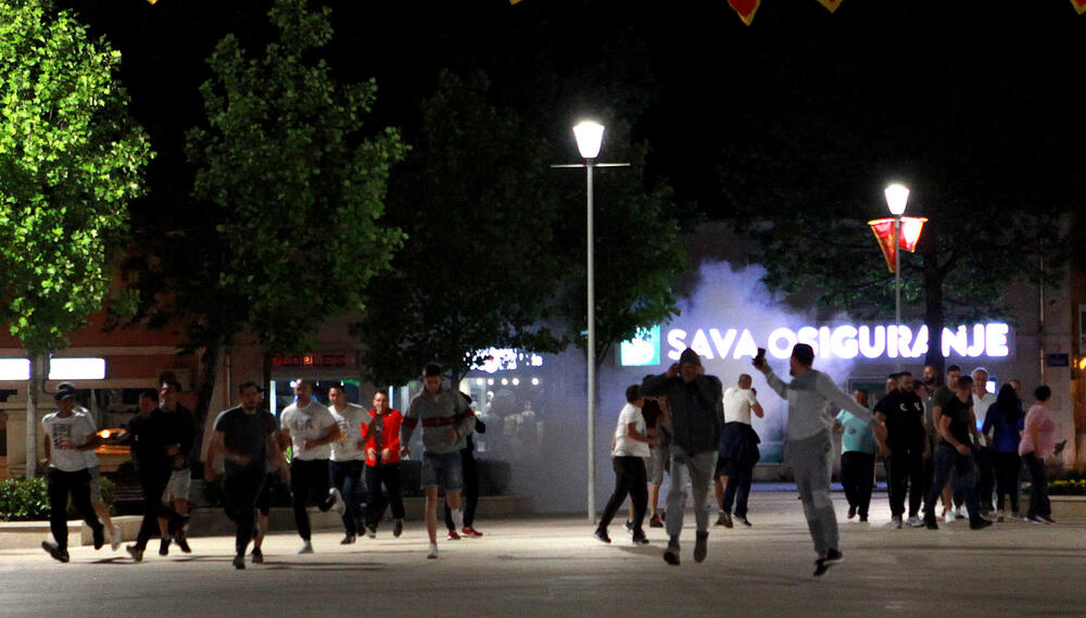 <p>Iz Uprave policije saopšteno je da je oštećeno više službenih vozila</p>