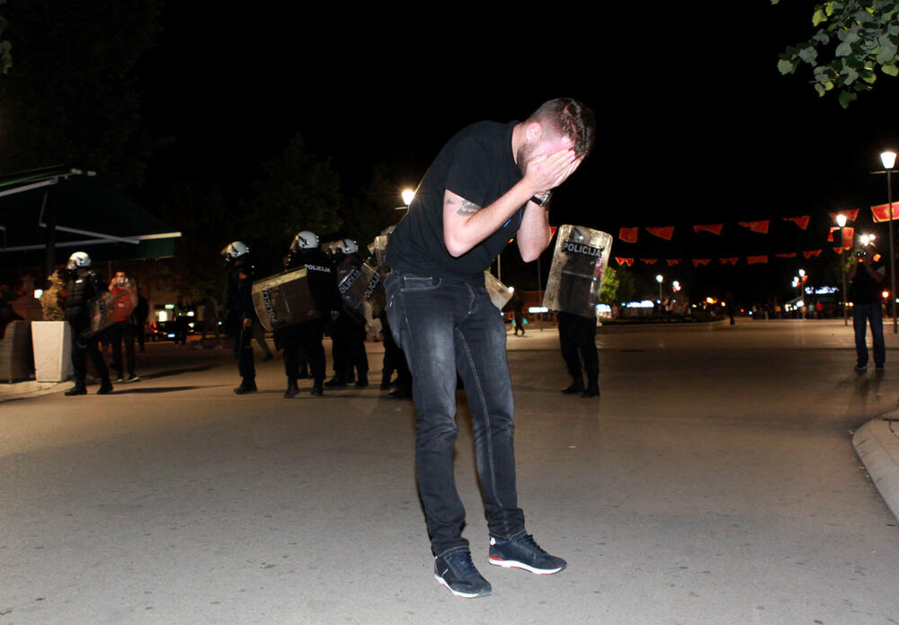 <p>Iz Uprave policije saopšteno je da je oštećeno više službenih vozila</p>