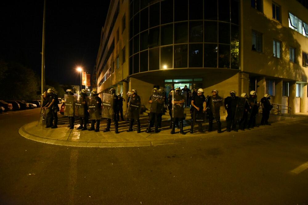 Sinoć ispred CB Podgorica, Foto: Savo Prelević
