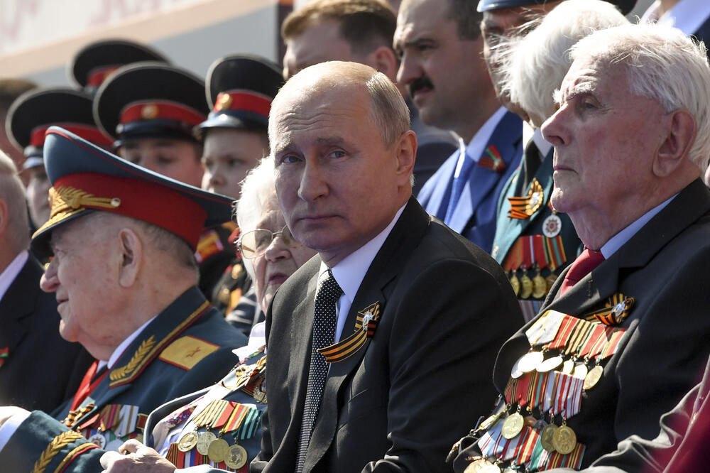 Veterani koji su prisustvovali paradi prethodno su proveli dvije nedjelje u karantinu - Foto: AP, Foto: AP