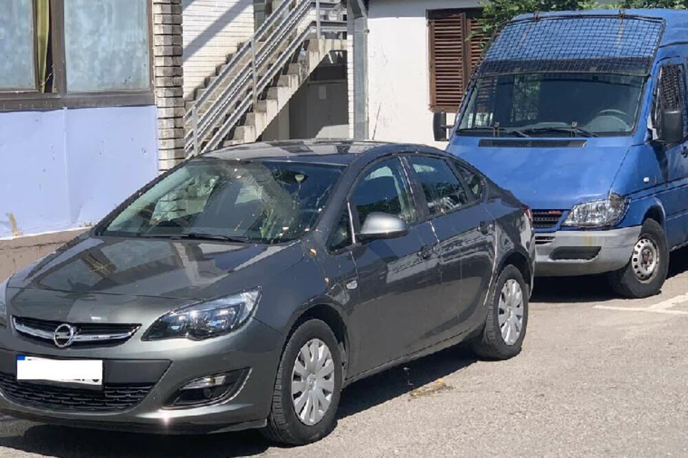 Vozila koje je gađano jajima, Foto: Vuk Lajović