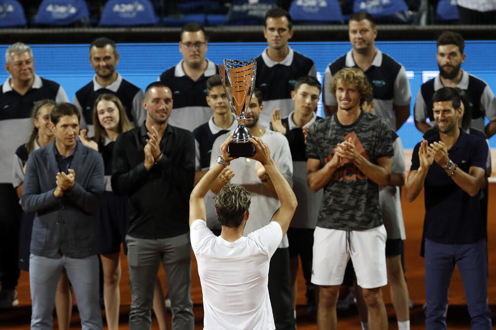Tim sa beogradskim peharom, Foto: AP