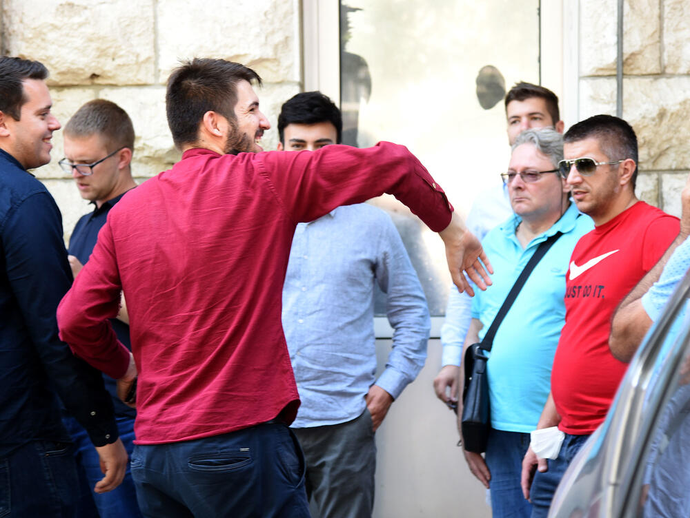 <p>Prema saznanjima Vijesti, još nekoliko osoba uhapšenih sinoć tokom i nakon protesta ispred zgrade CB Podgorica, pušteno je nakon saslušanja</p>