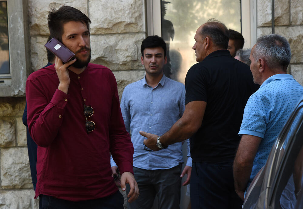 <p>Prema saznanjima Vijesti, još nekoliko osoba uhapšenih sinoć tokom i nakon protesta ispred zgrade CB Podgorica, pušteno je nakon saslušanja</p>