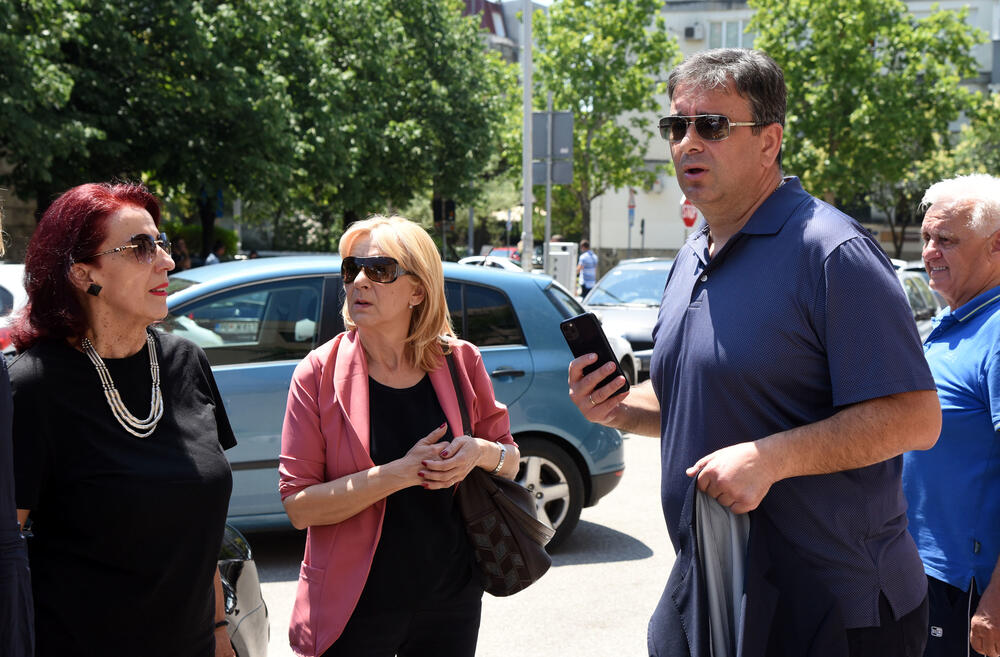 <p>Prema saznanjima Vijesti, još nekoliko osoba uhapšenih sinoć tokom i nakon protesta ispred zgrade CB Podgorica, pušteno je nakon saslušanja</p>