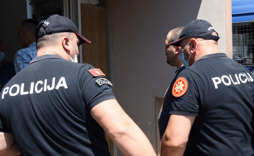 <p>Prema saznanjima Vijesti, još nekoliko osoba uhapšenih sinoć tokom i nakon protesta ispred zgrade CB Podgorica, pušteno je nakon saslušanja</p>