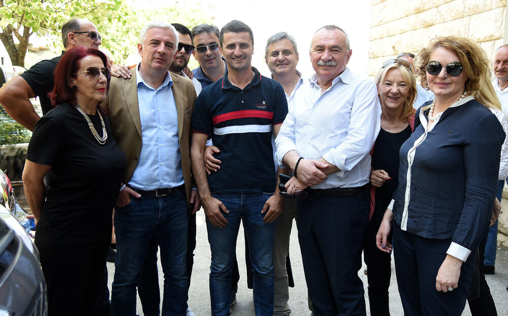 <p>Prema saznanjima Vijesti, još nekoliko osoba uhapšenih sinoć tokom i nakon protesta ispred zgrade CB Podgorica, pušteno je nakon saslušanja</p>