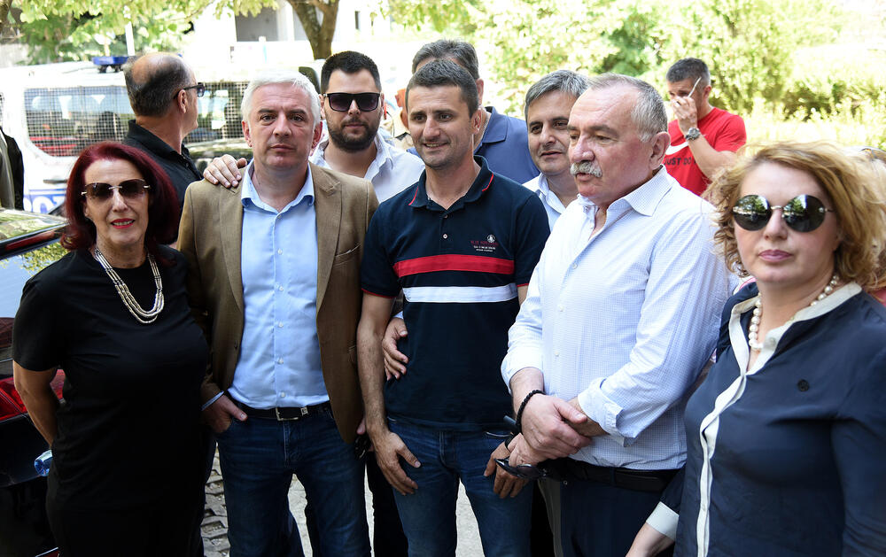 <p>Prema saznanjima Vijesti, još nekoliko osoba uhapšenih sinoć tokom i nakon protesta ispred zgrade CB Podgorica, pušteno je nakon saslušanja</p>