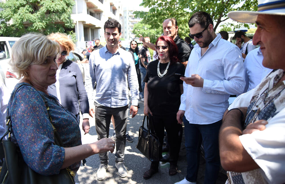 <p>Prema saznanjima Vijesti, još nekoliko osoba uhapšenih sinoć tokom i nakon protesta ispred zgrade CB Podgorica, pušteno je nakon saslušanja</p>