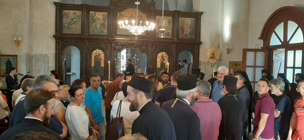 <p>"Bez obzira ko vladao ovim krajevima, bez obzira na sve te okupatore, nikad ovaj narod Boke nije morao da pjeva i kliče ovo "ne damo svetinje" što danas mora. Nikada naši hramovi nisu bili ugroženi kao sada" podvukao je mitropolit Amfilohije, obraćajući se vjernicima koji su se nakon litije okupili pred crkvim Svetog Save</p>