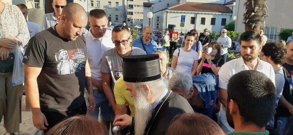 <p>"Bez obzira ko vladao ovim krajevima, bez obzira na sve te okupatore, nikad ovaj narod Boke nije morao da pjeva i kliče ovo "ne damo svetinje" što danas mora. Nikada naši hramovi nisu bili ugroženi kao sada" podvukao je mitropolit Amfilohije, obraćajući se vjernicima koji su se nakon litije okupili pred crkvim Svetog Save</p>