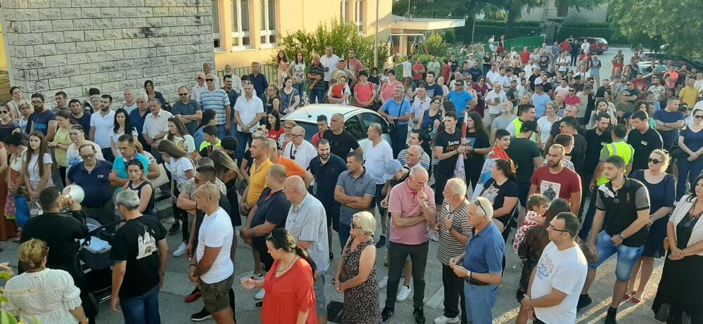 <p>"Bez obzira ko vladao ovim krajevima, bez obzira na sve te okupatore, nikad ovaj narod Boke nije morao da pjeva i kliče ovo "ne damo svetinje" što danas mora. Nikada naši hramovi nisu bili ugroženi kao sada" podvukao je mitropolit Amfilohije, obraćajući se vjernicima koji su se nakon litije okupili pred crkvim Svetog Save</p>