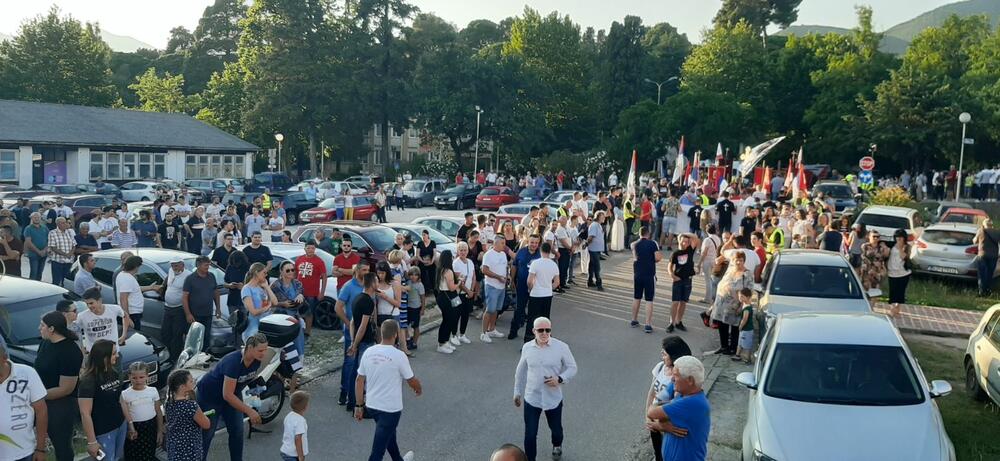 <p>"Bez obzira ko vladao ovim krajevima, bez obzira na sve te okupatore, nikad ovaj narod Boke nije morao da pjeva i kliče ovo "ne damo svetinje" što danas mora. Nikada naši hramovi nisu bili ugroženi kao sada" podvukao je mitropolit Amfilohije, obraćajući se vjernicima koji su se nakon litije okupili pred crkvim Svetog Save</p>