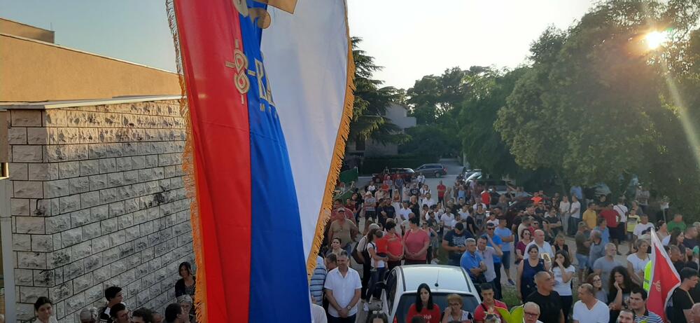 <p>"Bez obzira ko vladao ovim krajevima, bez obzira na sve te okupatore, nikad ovaj narod Boke nije morao da pjeva i kliče ovo "ne damo svetinje" što danas mora. Nikada naši hramovi nisu bili ugroženi kao sada" podvukao je mitropolit Amfilohije, obraćajući se vjernicima koji su se nakon litije okupili pred crkvim Svetog Save</p>