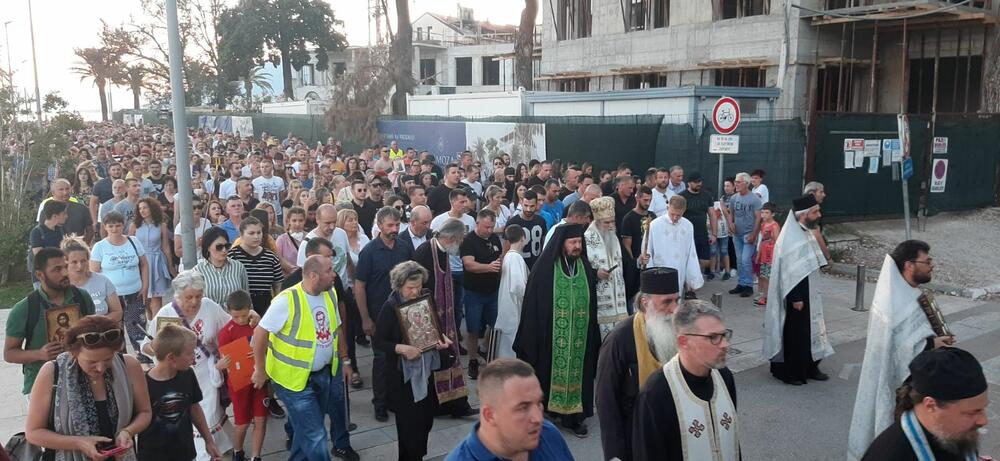 <p>"Bez obzira ko vladao ovim krajevima, bez obzira na sve te okupatore, nikad ovaj narod Boke nije morao da pjeva i kliče ovo "ne damo svetinje" što danas mora. Nikada naši hramovi nisu bili ugroženi kao sada" podvukao je mitropolit Amfilohije, obraćajući se vjernicima koji su se nakon litije okupili pred crkvim Svetog Save</p>