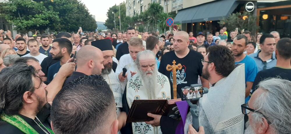 <p>"Bez obzira ko vladao ovim krajevima, bez obzira na sve te okupatore, nikad ovaj narod Boke nije morao da pjeva i kliče ovo "ne damo svetinje" što danas mora. Nikada naši hramovi nisu bili ugroženi kao sada" podvukao je mitropolit Amfilohije, obraćajući se vjernicima koji su se nakon litije okupili pred crkvim Svetog Save</p>