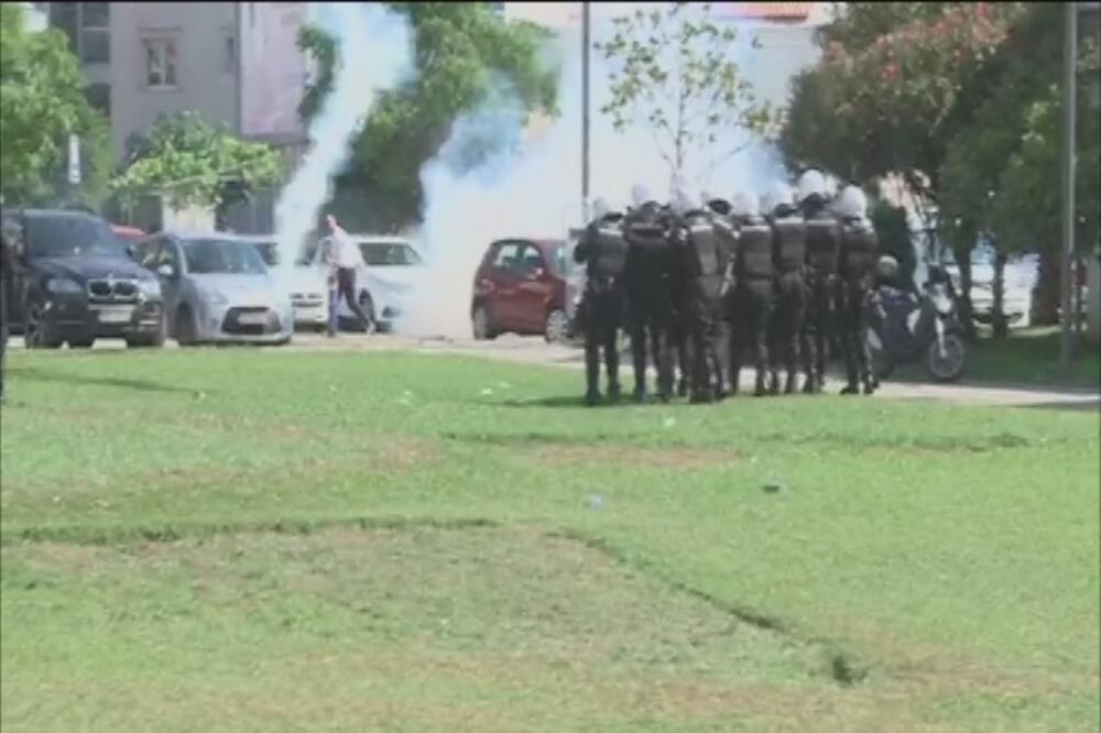Budva: Policija ispaljuje suzavac, Foto: Screenshot/TV Vijesti