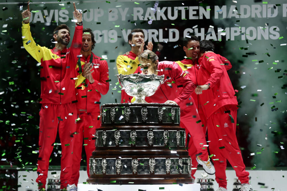Teniseri Španije sa peharom Dejvis kupa, Foto: AP