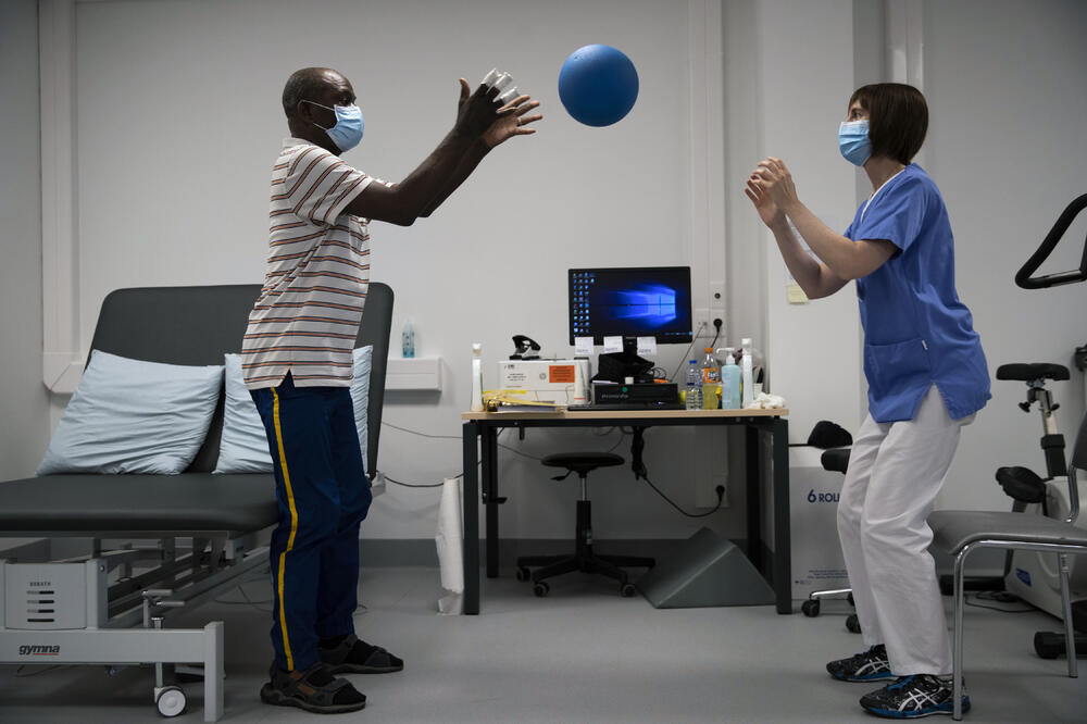 Pacijent koji je prebolovao koronavirus, na rehabilitaciji u bolnici u Liježu, Foto: AP Photo