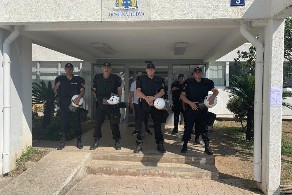 Atmosfera u kojoj nova većina bira novog gradonačelnika Budve: Bez novinara, jako policijsko obezbjeđenje, Foto: Vuk Lajović