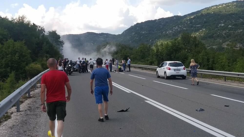 <p>Vozač motocikla Kotoranin Jugoslav Tripović (1986) je povrijeđen i odvezen kolima hitne pomoći u nikšićku Opštu bolnicu. On ima prelom desne potkoljenice i biće upućen u Klinički centar Crne Gore</p>